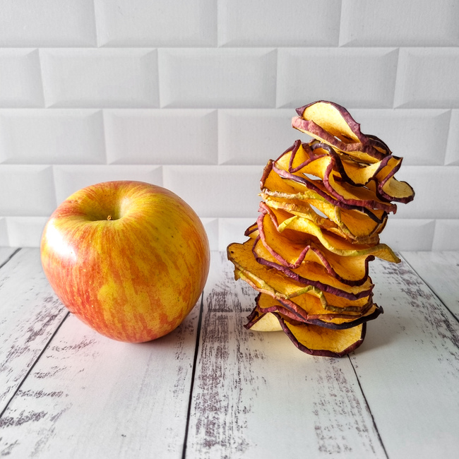 rodajas de manzana roja deshidratada